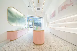 골드 아치가 돋보이는 프리미엄 스킨케어 매장